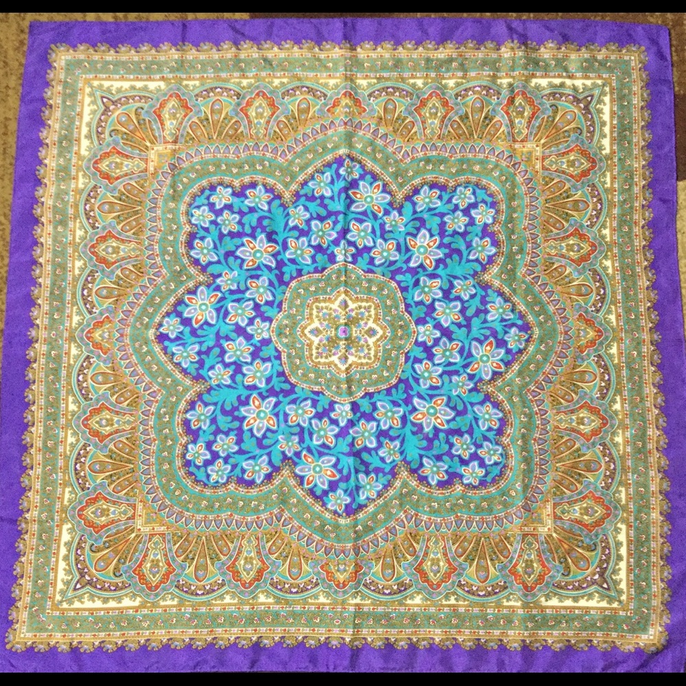 Specialty House 100% silk  30” x 30”